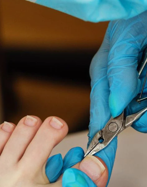 PASTRIMI I THONJVE TE KEMBES PER MESHKUJ - TOTAL CLEANING FOOT NAILS FOR MAN